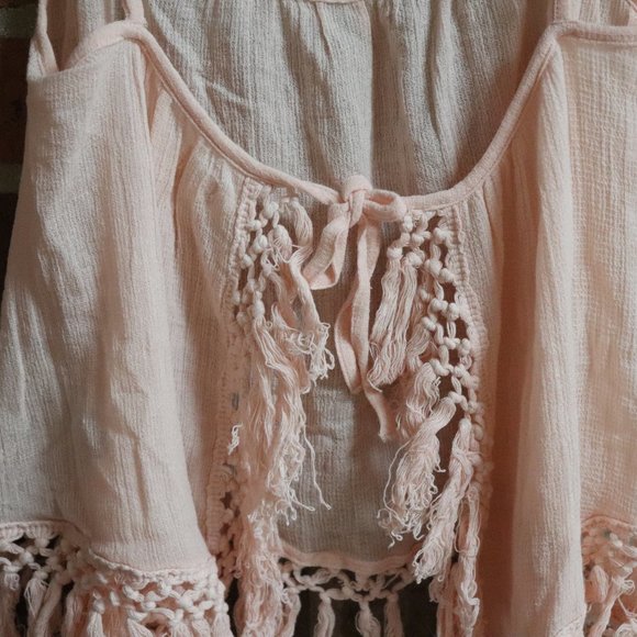 Volcolm Beachy Linen Top with Fray Bottom Details - Picture 4 of 5